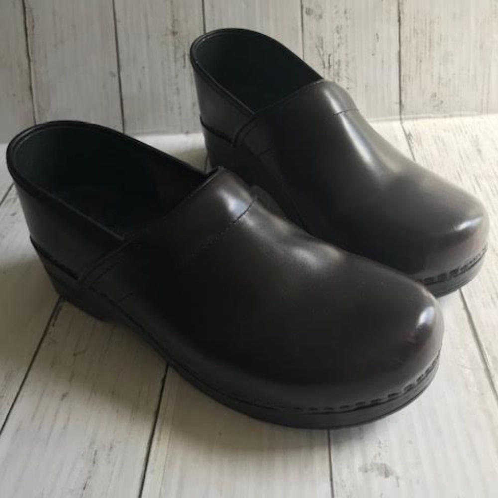 DANSKO PROFESSIONAL BROWN LEATHER CLOGS SZ. 40